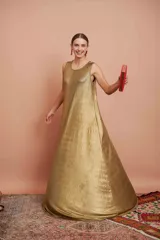 Vestido largo dorado sin mangas y de corte amplio.