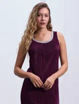 Conjunto de fiesta RM Richards de dos piezas color violeta. Vestido al cuerpo de lurex con cuello redondo y apliques de brillos. Chaqueta de microtul con mangas 3/4.