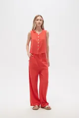 Musculosa color coral sin mangas de viscosa, corte holgado, con botones y cuello a la base.