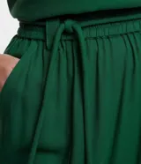 Pantalón recto verde esmeralda confeccionado en viscosa, con cintura elastizada, lazo ajustable y bolsillos laterales.