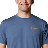 Remera gris de manga corta con logo de Columbia en el pecho.