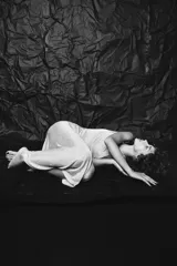 Vestido midi plateado confeccionado en hilo metalizado, con escote recto, tirantes finos y forro interior combinado.