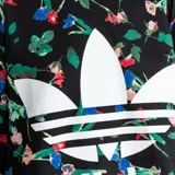 Remera Adidas negra con estampado floral multicolor, logo de Adidas estampado en el frente y corte crop.