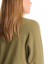 Buzo tejido en hilado fino, color verde, con escote en V y manga ¾ estilo dolman.