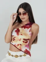 Top asimétrico con estampado floral en tonos rojo, amarillo y blanco. Forrado en doble tela opaca.