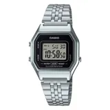 Reloj Casio digital plateado con correa de acero inoxidable, pantalla digital con luz LED, cronómetro, alarma y resistencia al agua.