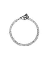 Pulsera plateada de doble cadena con cierre de gancho con forma ovalada y estrellas.