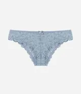 Bombacha de bikini color celeste, de encaje rústico floral, con lazo y dije colgante.
