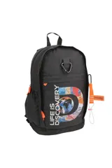 Mochila de color bordó con estampado frontal que incluye un gran logo circular con un mapa del mundo y el texto "LIFE IS DISCOVERY". Posee asa superior y correas ajustables.