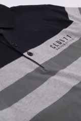 Remera de cuello polo con diseño a rayas horizontales en azul marino, gris y bordó.