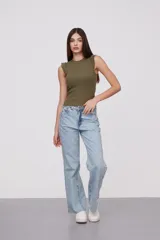 Musculosa sin mangas de tejido acanalado color rojo, ajustada al cuerpo.