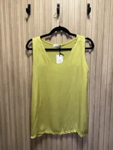 Musculosa color verde lima con escote en V y corte recto.