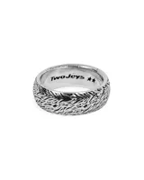 Anillo plateado con diseño de líneas grabadas simulando el pelaje de una cebra.