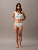 Bralette Calvin Klein color celeste, de microfibra sin costuras, con copas sin relleno y tirantes no ajustables.