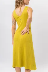 Vestido midi verde oliva de tejido acanalado, con escote en V y silueta al cuerpo con caída fluida.