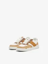 Zapatillas urbanas de piel sintética color blanco, con detalles en marrón y bronce. Cierre de cordones y suela blanca.