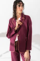 Blazer color chocolate de lino con solapas con borde en contraste color beige, cierre con un botón y corte entallado.