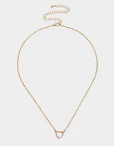 Cadena dorada con dije de corazón con piedras de zirconia rosas y blancas.