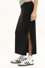 Falda midi negra de corte recto.