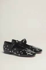 Zapato estilo Mary Jane color marrón, de cuero, con punta redondeada y tira sobre el empeine con hebilla.