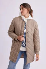 Campera larga acolchada color visón, con cuello redondo, cierre frontal con botones a presión y bolsillos laterales con cierre.