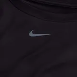 Remera deportiva negra de manga larga, con logo de Nike en el pecho.