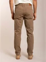 Pantalón de gabardina azul marino, de corte recto, con bolsillos laterales y traseros.