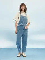 Mono largo de denim celeste con breteles regulables y lazo en la cintura.