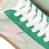 Zapatillas urbanas de símil cuero color verde con detalles en verde oscuro y rosa. Presentan un diseño con cordones y suela marrón.