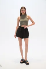 Short negro con textura arrugada, cintura elástica con cordón ajustable y corte holgado.