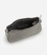 Cartera baguette color marrón con textura símil cuero, asa corta de cadena plateada y cierre superior con cremallera.