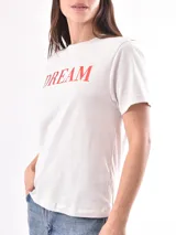 Remera rosa con estampado de labios rojos y texto con tipografía retro.