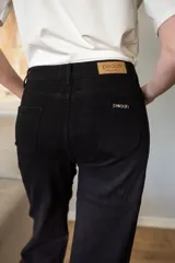 Pantalón de jean negro de tiro alto, corte recto y cinco bolsillos.