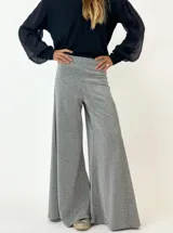 Pantalón oxford negro con lurex, tiro alto y corte acampanado.