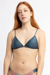 Top de bikini triangular color azul petróleo, forrado y con relleno. Breteles finos regulables que se pueden atar al cuello o a la espalda.