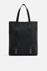 Bolso tipo shopper fabricado en piel de alta calidad con acabado serraje color negro. Tiene compartimento principal con cierre de imán, bolsillo interior con cremallera y asas de mano de piel.