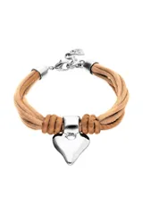 Pulsera con múltiples tiras de hilo efecto seda color beige claro, anudadas a los extremos con cuero del mismo tono. Presenta un dije central metálico plateado con forma de corazón estilizado. El cierre es de mosquetón de acero inoxidable.