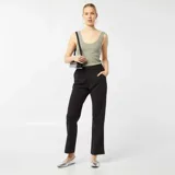 Musculosa verde oliva de algodón con cuello redondo y sisas anchas.