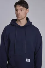 Buzo negro con capucha y bolsillo tipo canguro.