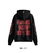 Buzo hoodie negro oversize con estampado rojo en el pecho y diseño tribal en las mangas.
