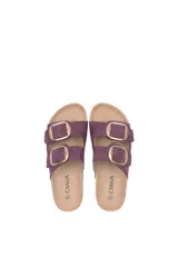 Sandalias color visón con dos tiras anchas ajustables con hebillas doradas. Suela de corcho.
