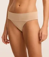 Bombacha bikini color piel, de microfibra ligera, con cintura ancha.