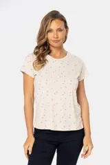 Remera color beige con estampado de flores pequeñas en azul, de cuello redondo y mangas cortas.