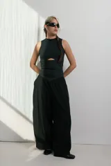 Pantalón palazzo negro de tiro alto y corte amplio.