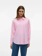 Camisa oversize de calce relajado con cuello clásico y mangas largas, color rosado con rayas verticales blancas.