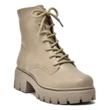 Bota de caña media color negro, con cordones y plataforma con suela track.