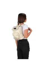 Mochila JanSport Highlands Mini Pack color rosa pálido con logo de la marca en el frente. Cuenta con un compartimento principal con cierre de solapa y un bolsillo frontal con cierre. Tiene asa de mano y correas ajustables para los hombros.