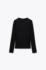 Camiseta negra de manga larga con cuello redondo y corte ajustado.
