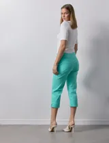 Pantalón capri color beige, de gabardina elastizada.