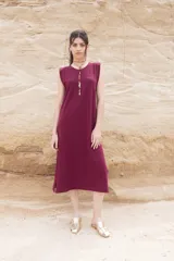 Vestido midi color borgoña, de corte recto y sin mangas, con cuello redondo y detalle de bordado con el nombre de la marca en el pecho.